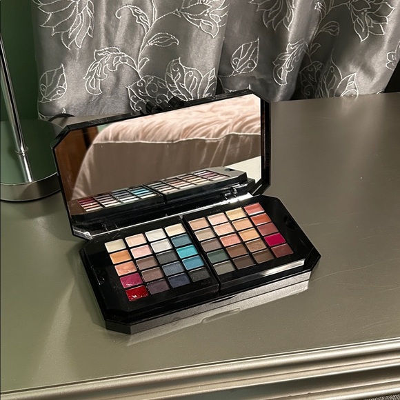 Victoria's Secret Vibrant Make Up Palette - Picture 2 of 3